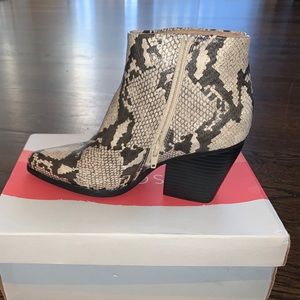 Naturalizer soul Mikey snakeskin boot Size 8